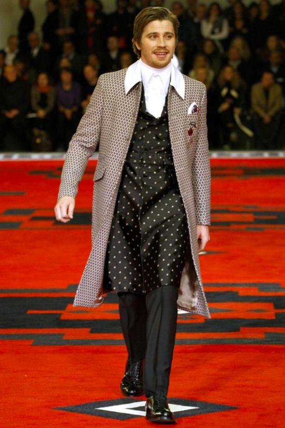 http://sharky.cowblog.fr/images/1Janvier2012/garretthedlundpradarunwayshowfallwinter2012menswearmilanfashionweek.jpg