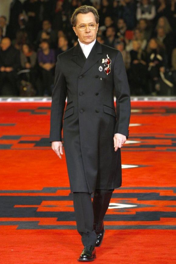 http://sharky.cowblog.fr/images/1Janvier2012/garyoldmanpradarunwayshowfallwinter2012menswearmilanfashionweek.jpg