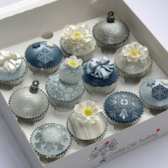 http://sharky.cowblog.fr/images/1Janvier2012/vintagecupcakeset.jpg